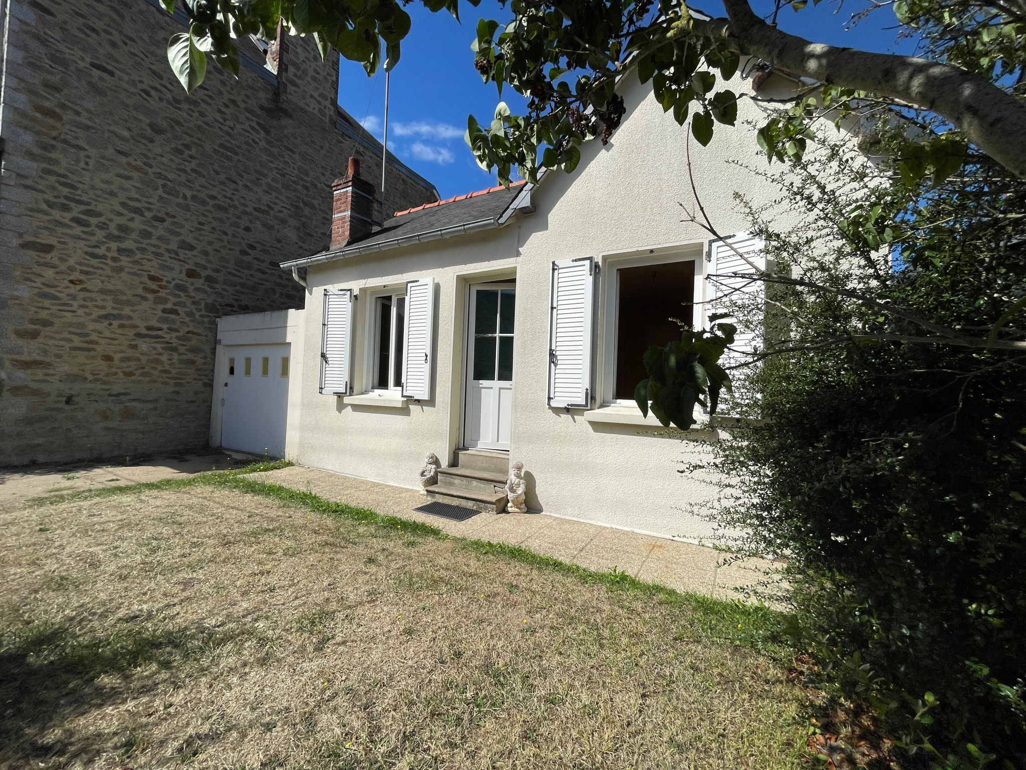 DINARD centre - Petite maison plain pied avec garage  à rénover jardinet plein sud proche commerces marche et