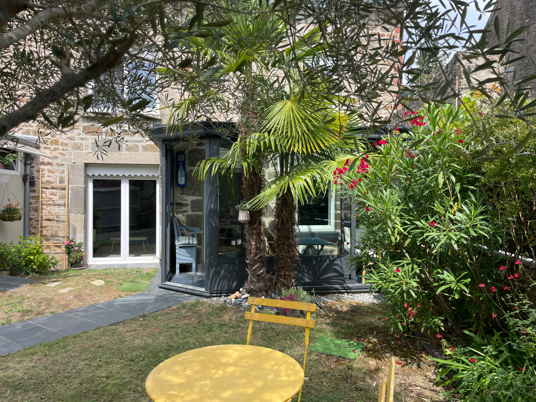 DINARD - Maison en pierres en bon état 5 chambres petit jardin